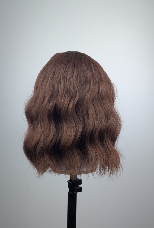 outlet#240 - Lush Wigs UK Chai is a natural and simple bob style that comes in a light brown colour. Styled in loose beachy waves for texture.